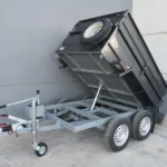 Remolque basculante hidráulico de 2 ejes con soporte lateral – Ruedas en el exterior